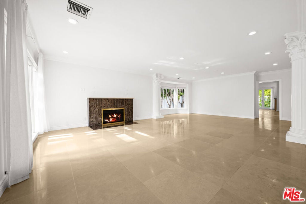 225 S Palm Drive