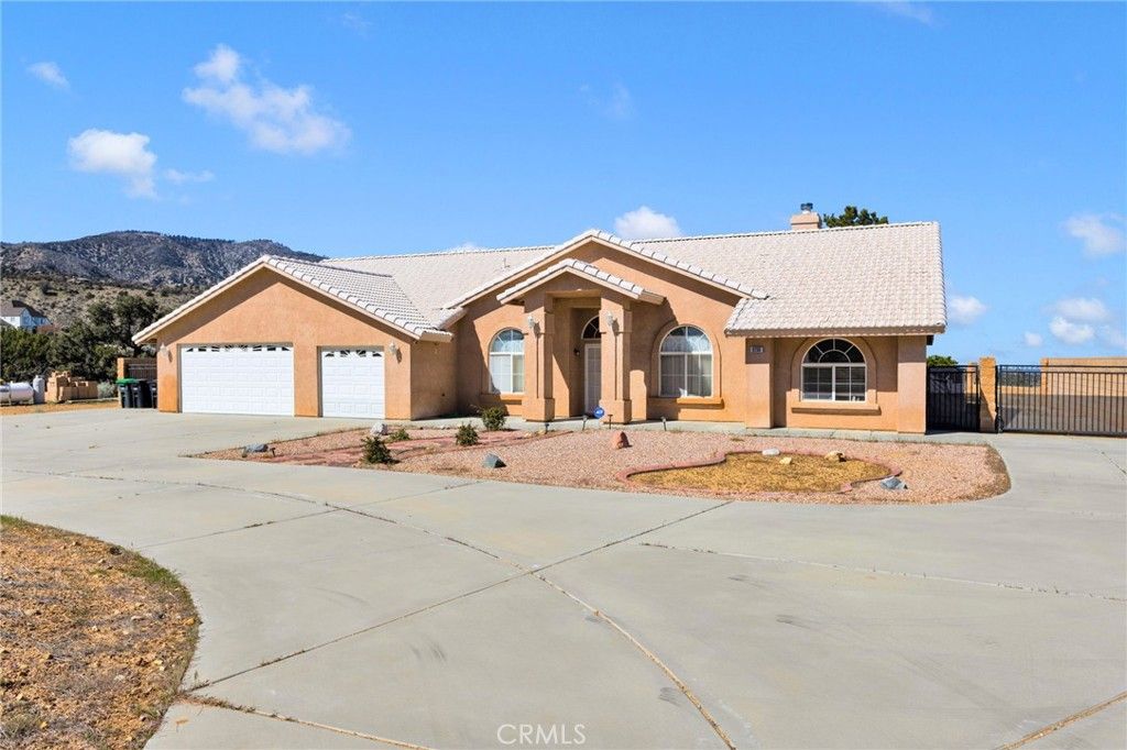 Photo of 8250 Snow Cap Ave, Pinon Hills, CA 92372 (MLS # IG26055635)