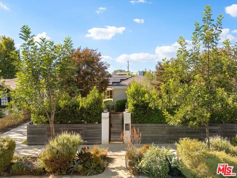 Photo of 1739 S Holt Avenue, Los Angeles, CA 90035 (MLS # 26105202)