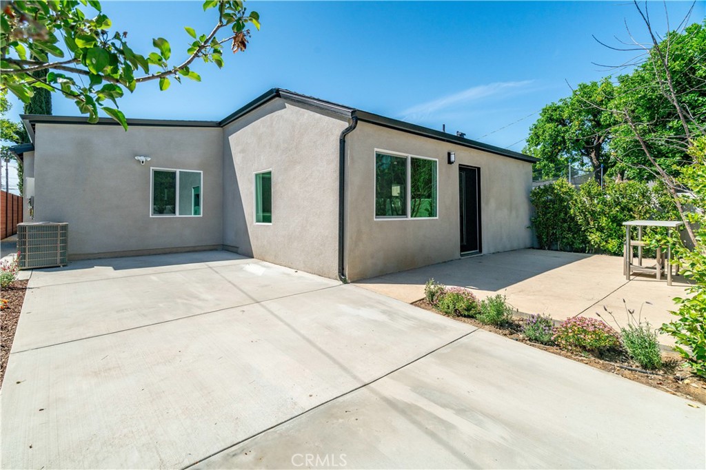 A stunning 3-bedroom, 2-bath furnished residence with approx. 1,120 sq.ft. of living space. Fully updated with a new kitchen, bathrooms, roof, flooring, plumbing, electrical, and HVAC systems. New in-unit washer and dryer. Offers a private entrance from a wide alley and dedicated parking. Enjoy two private, newly landscaped yards, perfect for relaxation or entertaining.