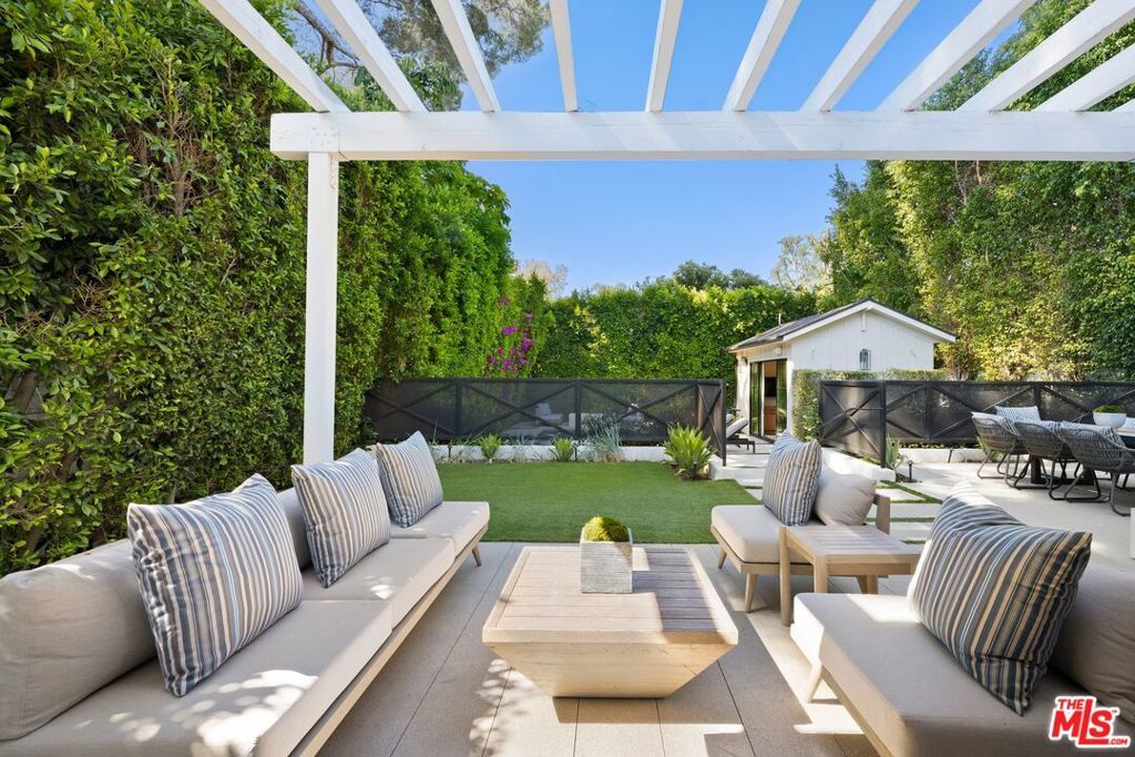 Photo of 15125 Valley Vista Boulevard, Sherman Oaks, CA 91403 (MLS # 26634487)