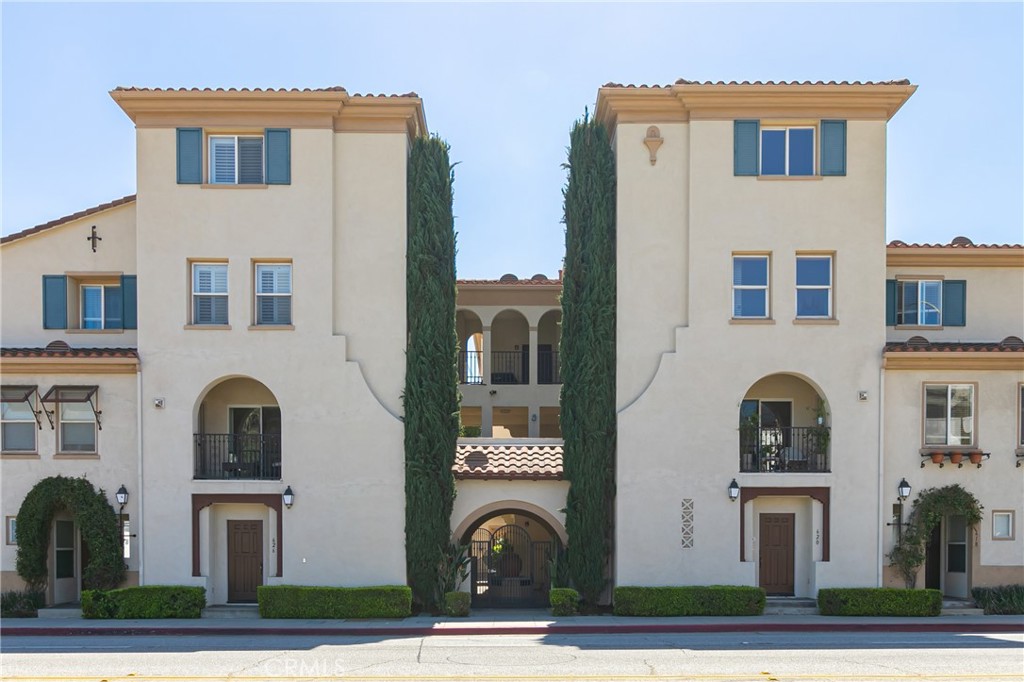 Welcome to 620 E Walnut St in Pasadena! This multi-level gorgeous Spanish mission style condo features 3 bedroom, 2.5 bath, 1748 sqft of living space, an abundance of natural light that floods into the living room and bedrooms, creating a warm and inviting atmosphere. Located in the heart of Pasadena, this property offers easy access to nearby shopping, dining, and entertainment options, including the famous Rose Bowl stadium, Old Town Pasadena, Huntington Library and Gardens, Cal Tech, Pasadena City College, Urth Caffe, and so much more. With its beautiful architecture and prime location, this is a home you do not want to miss!