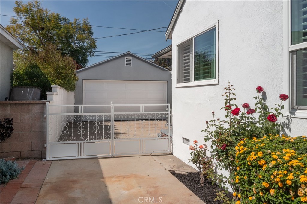 6119 Blackthorne Avenue