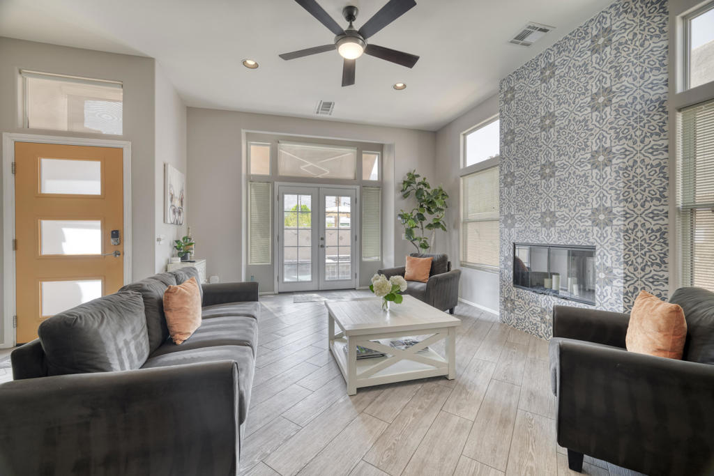 53870 Avenida Vallejo