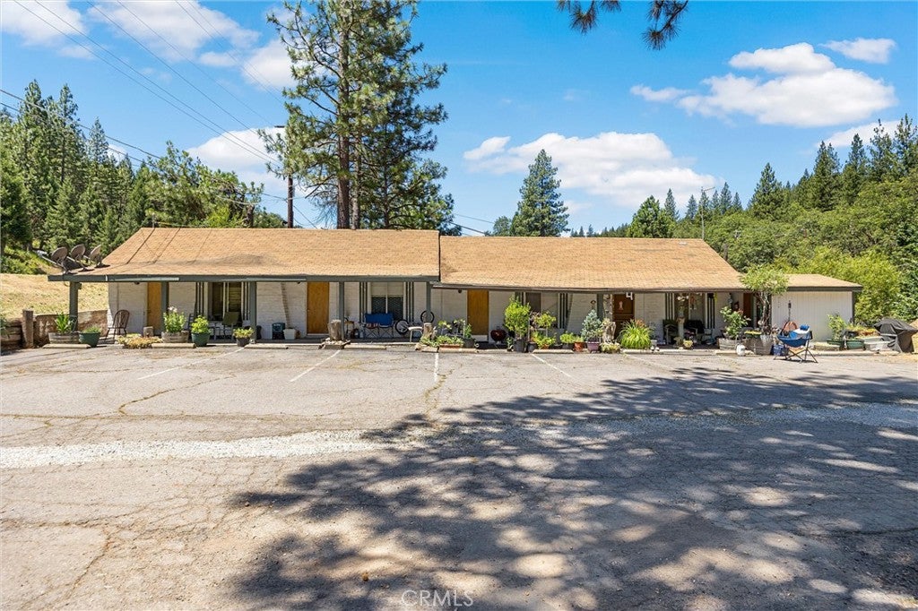 1089 E Main