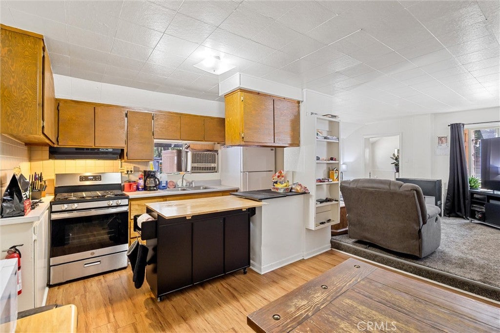 1089 E Main