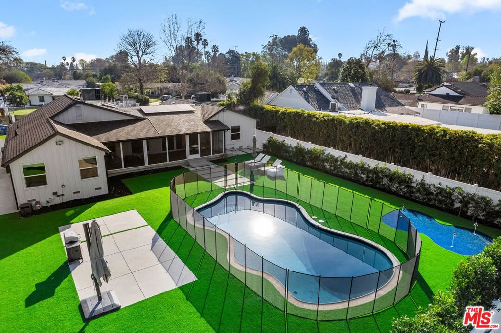 Kick back and unwind with friends and family at this modern 3 Bd 3 Ba charmer in beautiful Woodland Hills. Play beside the pool, catch up on movies in the spacious living room, or cook and serve a grand meal in the fully-equipped chef's kitchen and dining room. Your perfect stay awaits: book today!