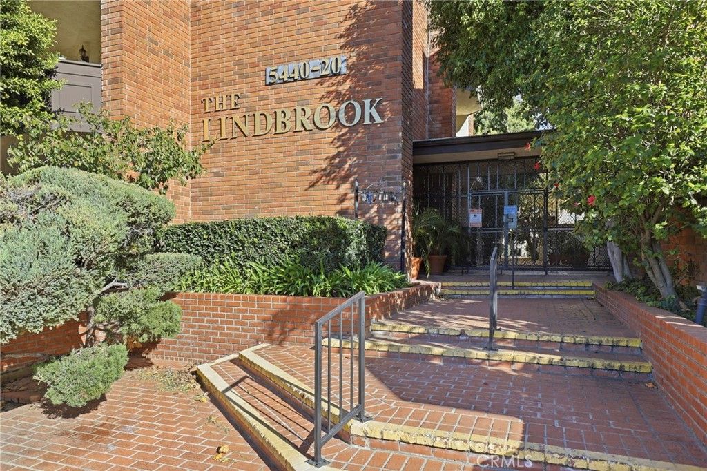 Photo of 5420 Lindley #7, Encino, CA 91316 (MLS # SR26010353)