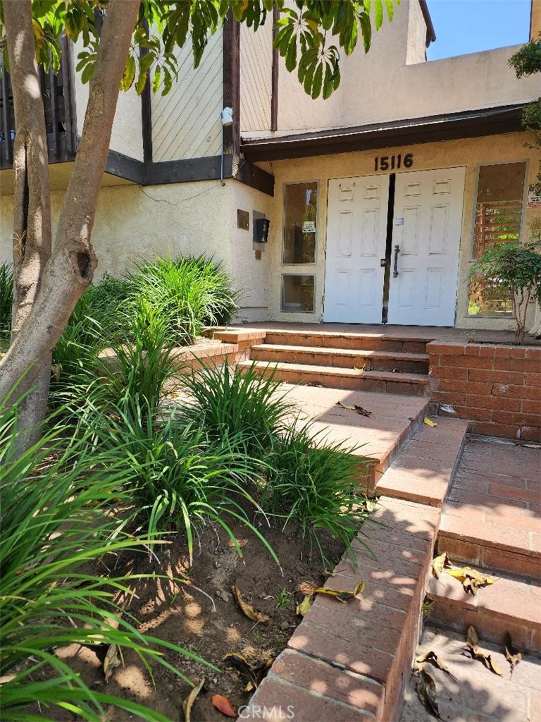 WELCOME TO THE COZY, BEAUTIFUL, WONDERFUL LIGHT AND BRIGHT TOP FLOOR CONDO. THE LIVING ROOM FEATURES VAULTED CEILING, RECESSED LIGHTING, WITH BEAUTIFUL WOOD FLOORING AND DINING AREA LEADS TO A PRIVATE BALCONY TO GET YOUR COFFE IN THE MORNING. LIVING ROOM HAS SLIDING GLASS DOORS. A GOOD SIZE KITCHEN OPEN TO THE BREAKFAST BAR. ABUNDANT NATURAL LIGHT FLOODS AROUND WITH THE SHOWCASED BY NEW DUAL-PANE WINDOWS. THE MASTER BEDROOM HAS HIGH CELLINGS, TWO CLOSETS INCLUDING MIRRORED WARDROBE AND PRIVATE BATHROOM WITH VANITY AREA. THIS IS AN EXCEPTIONAL OPPORTUNITY FOR FIRST TIME BUYERS TO LIVE AN AFFORDABLE AND SPACIOUS HOME AND LOCATED CLOSE TO ALL THE FWYS, LA AIRPORT, BEACHES, LOT OF STORIES AND RESTAURANTS. THIS SMALL SECURITY BUILDING OFFER TWO COVERED SIDE BY SIDE PARKING SPACES AND STORAGE UNIT. ENJOY THE SUMER ON THE SWIMMING POOL AND ENJOY THE BBQ AREA WITH YOUR FAMILY AND FRIENDS. YOU MUST SEE IT! DON'T WAIT ANYMORE. .