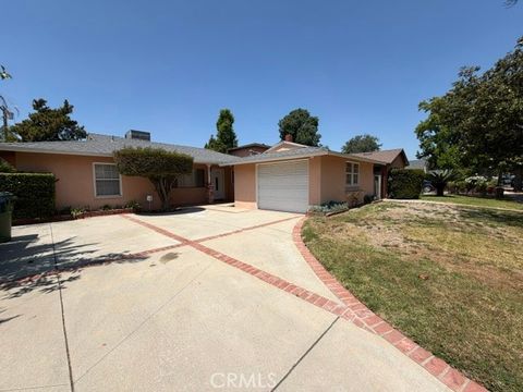 Photo of 6927 Costello AVE, Van Nuys, CA 91405 (MLS # SR26101202)