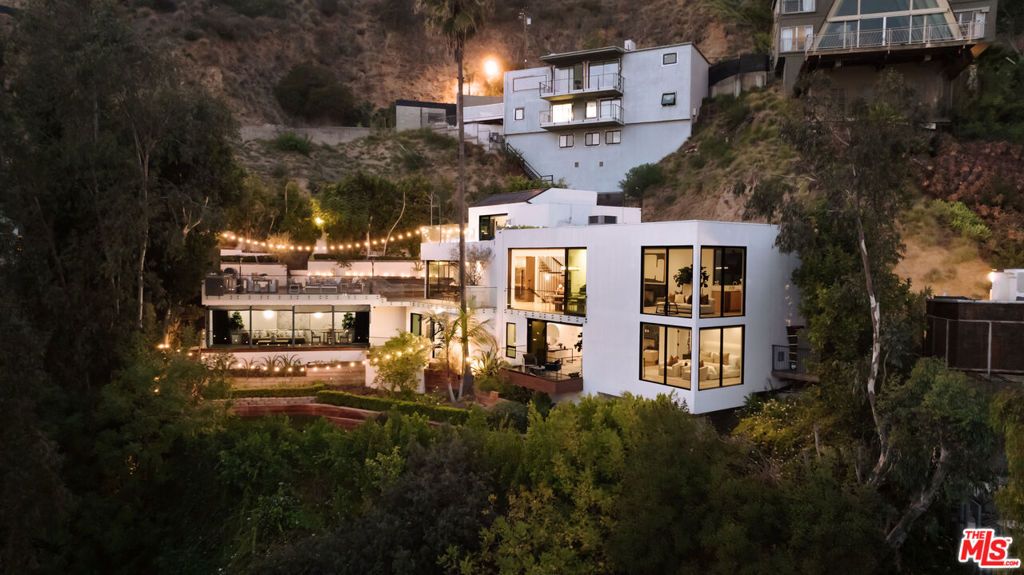 Photo of 8650 Franklin Avenue, Los Angeles, CA 90069 (MLS # 25614487)