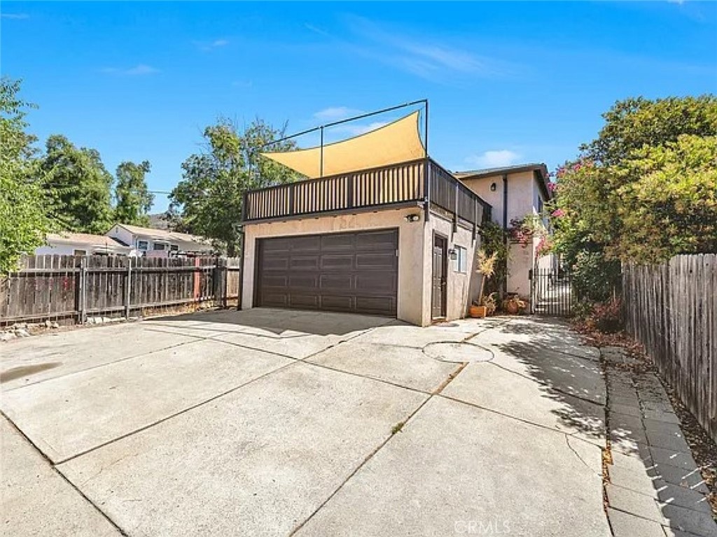 Welcome to this spacious 1952 sq ft home for lease in the heart of Tujunga. Featuring 4 bedrooms and 3 bathrooms, this well-maintained property is located in a quiet and desirable neighborhood, perfect for comfortable and convenient living.
The home offers a full kitchen with ample cabinet space, ideal for cooking and entertaining. The open layout includes generous living and dining areas with laminate flooring and an abundance of natural light. A ceiling fan enhances airflow and comfort throughout the main living spaces.
Each bedroom is spacious and bright, with large windows and plenty of closet space. The primary bedroom includes a walk-in closet, offering excellent storage and convenience. Flooring throughout the home includes a mix of tile, carpet, and laminate, giving each space a warm and welcoming feel.
With spacious rooms, thoughtful features, and a prime Tujunga location, this home is a fantastic leasing opportunity you will not want to miss.