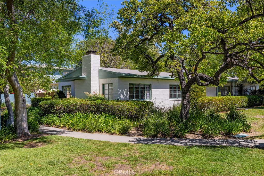 5528 Village Green