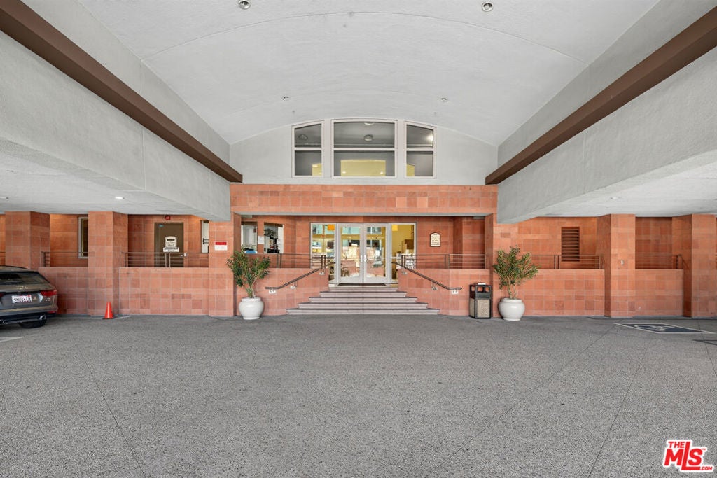 100 S Alameda Street 476
