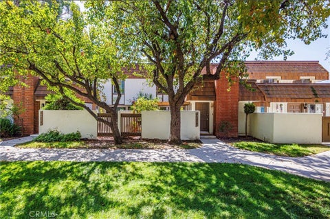 Photo of 10415 Larwin AVE, Chatsworth, CA 91311 (MLS # SR26197130)