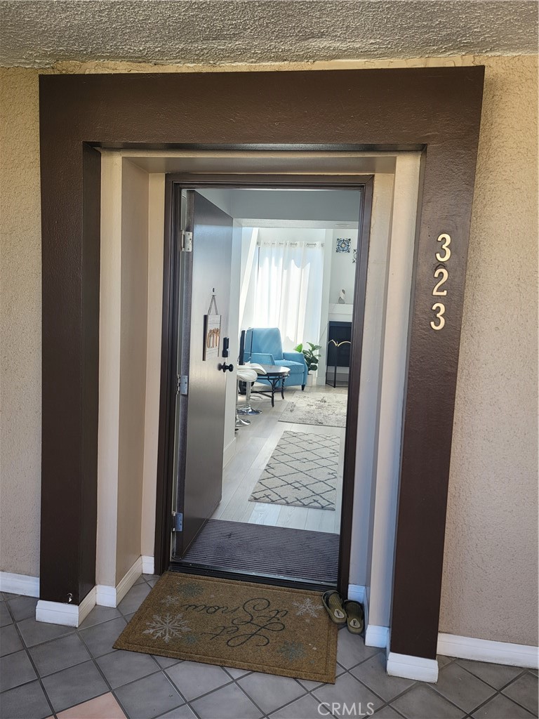 Room for Rent! Private and spacious room with its own bathroom.Shared access to a modern kitchen, cozy living room,New flooring, new paint, granite countertops.single occupancy - month-to-month lease, 30-day termination notice - one month security deposit, need employment verification and credit check - no smoking, no drugs (including marijuana), no pets - clean and responsible.
The owner lives in the master suite.