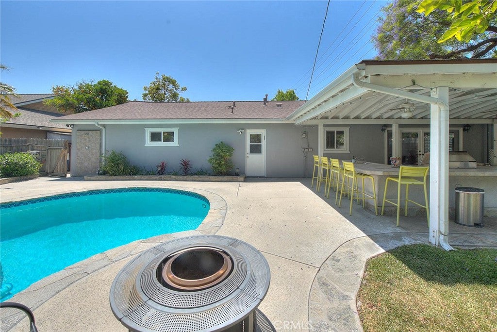 1517 E 19th ST, Santa Ana CA 92705
