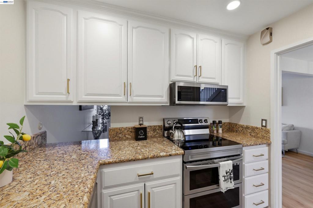 651 Moraga Rd 12
