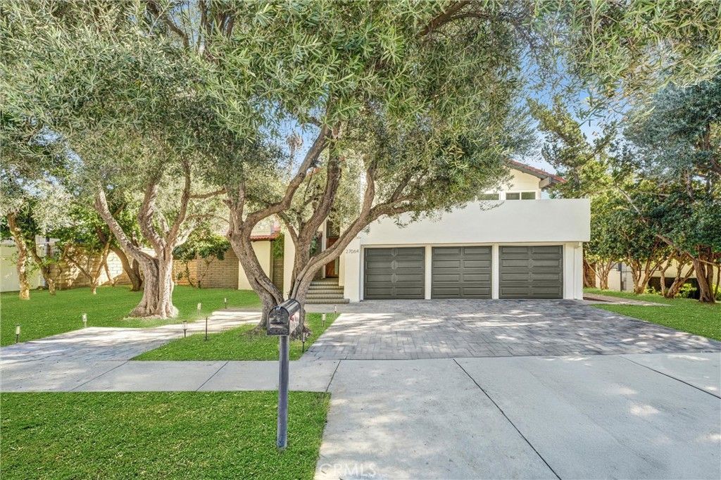 Photo of 27064 Esward Drive, Calabasas, CA 91301 (MLS # SR25269589)