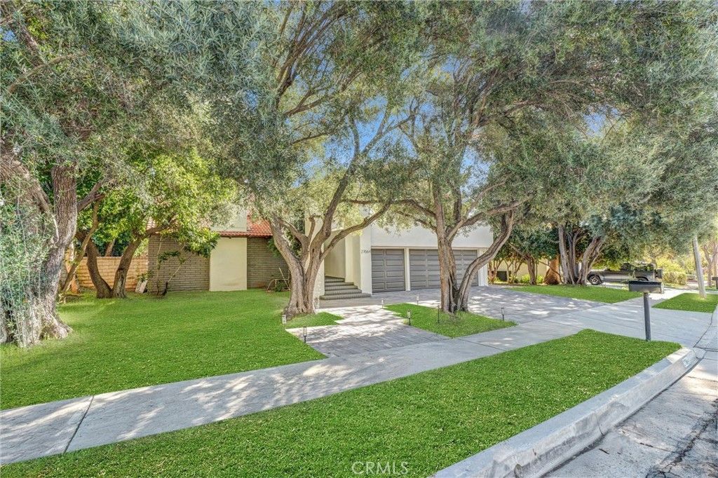 Photo of 27064 Esward Drive, Calabasas, CA 91301 (MLS # SR25269589)