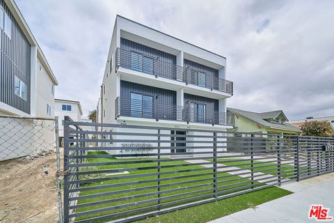 Photo of 603 W 41st Place, Los Angeles, CA 90037 (MLS # 26659473)