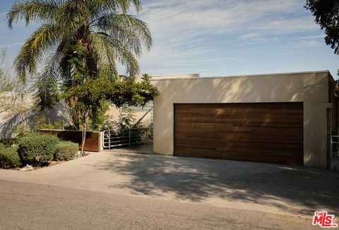 5052 Medina Road Woodland Hills CA 91364