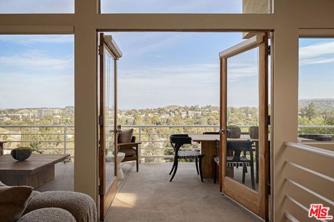 5052 Medina Road Woodland Hills CA 91364