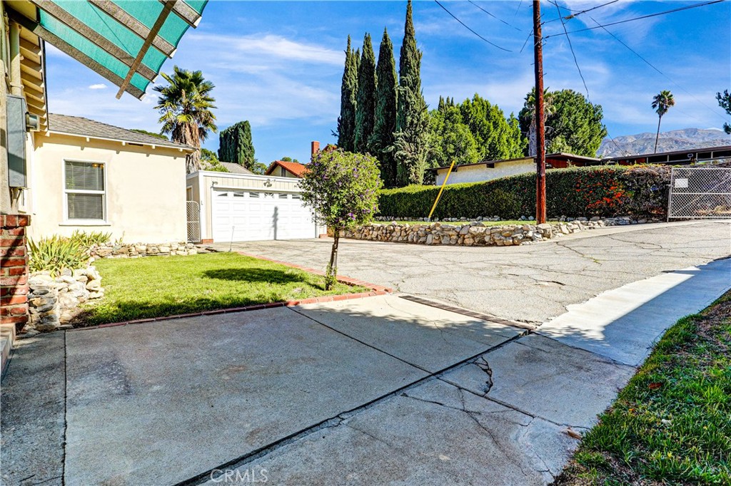 Main image without alt text