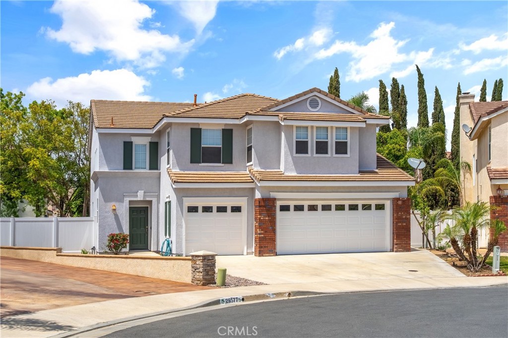 Beautifully maintain single family home situated in a cul-de-sac. 4-bedroom/2.5 bathroom/huge loft and 3-car attached garage. Newly remodeled kitchen featuring white cabinetry and white quartz countertops, new center island, new stove, new range hood, new modern single basin sink, and a new dishwasher. LVP flooring throughout. Both interior and exterior of the house have been newly painted. All bedrooms are upstairs. Primary suite has a high ceiling. New window blinds and expansive driveways. This light and bright home is conveniently located near top-rated schools, shopping and dinning. Easy access to I-15 and I-215.