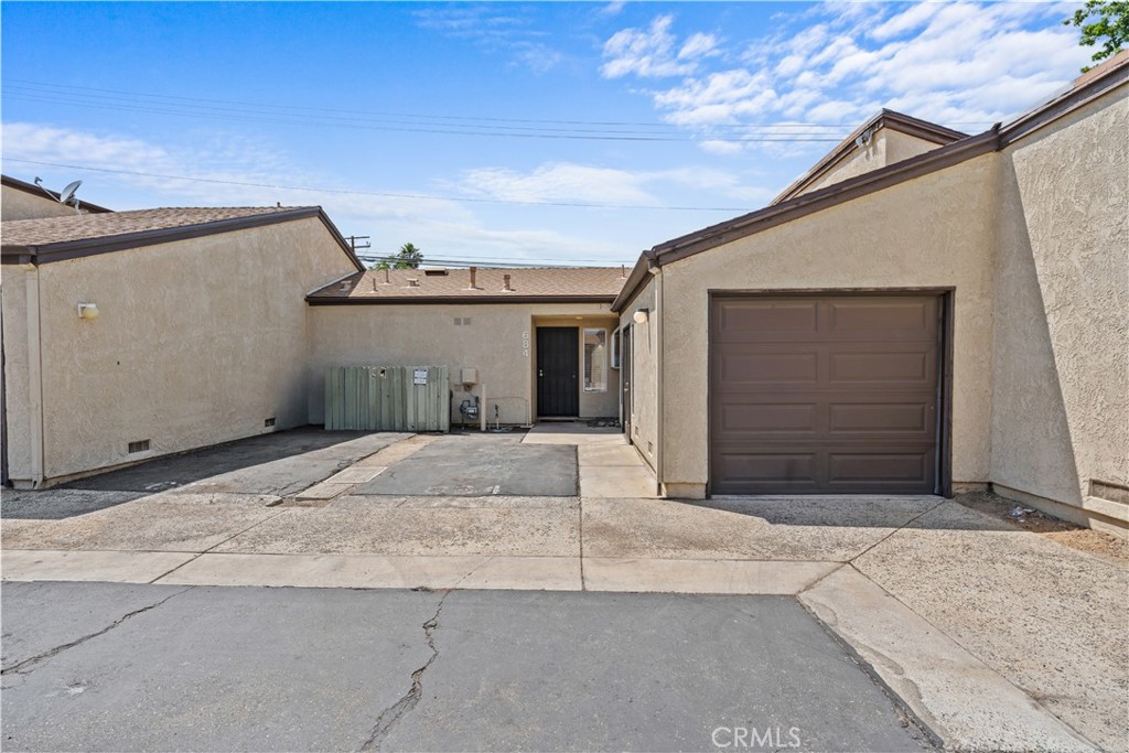 2 bedrooms 1 bath condo with garage and private back yard area. dining and living room, Inside laundry room. remolded kitchen, new cabinets, quartz countertop, new vanity, and new flooring. Close to park and schools.