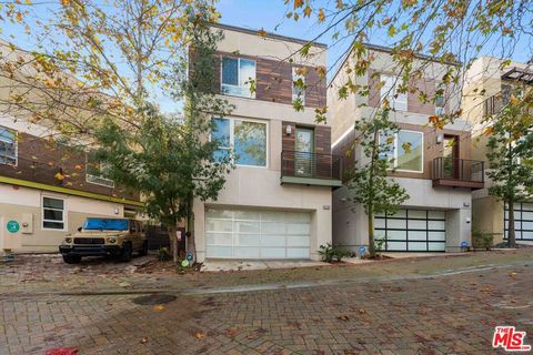 Photo of 6738 W Gill Way, Los Angeles, CA 90068 (MLS # 26632109)