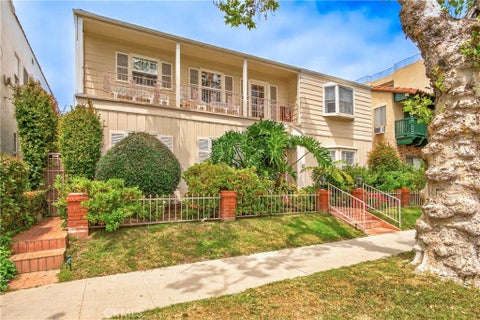 Photo of 135 S Canon Drive, Beverly Hills, CA 90212 (MLS # CV26136366)