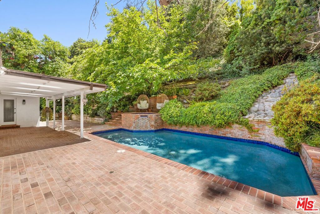 Photo of 15810 Castlewoods Drive, Sherman Oaks, CA 91403 (MLS # 26848951)