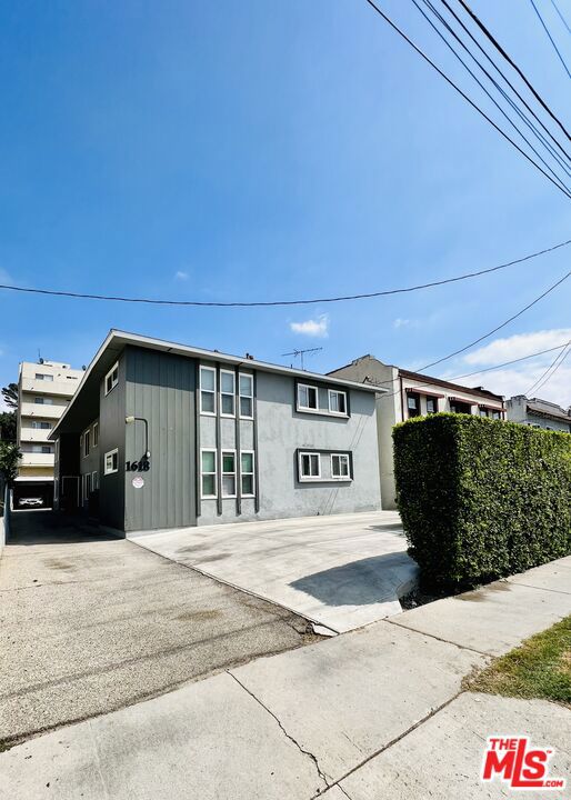 Don't miss this light, bright remodeled contemporary Top Floor 1 bed and 1.5 baths available now in prime Hollywood/Los Feliz area. Quiet rear unit has large windows, open concept floor plan has it's own laundry area with stackable Washer/Dryer. Gorgeous open new kitchen with fresh white cabinetry and grey quartz countertops. Stainless steel appliances include refrigerator, dishwasher, stove and microwave. New grey distressed flooring, new windows and custom blinds and recessed lighting. Bathrooms have stylish vanities and brand new fixtures. Includes one CARPORT PARKING SPACE :). Well located near Children's Hospital, Thai Town and all the cool Los Feliz restaurants and services. Pet friendly. Offered unfurnished but enjoy the fabulous staging from Elevado LA Staging and Design to spark ideas for your move! Don't miss it. * Pics are of our 1st floor unit. this is on top floor.