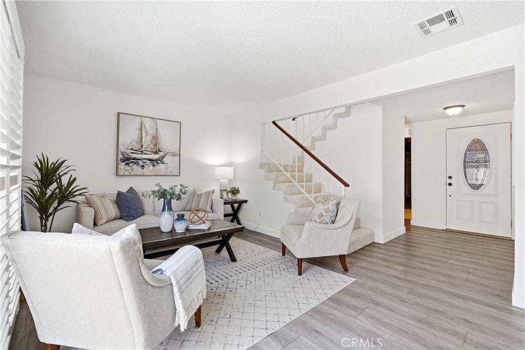 321 W Hermitage