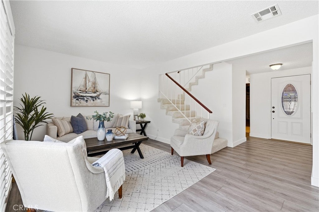 321 W Hermitage
