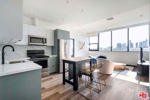 Photo of 2500 Wilshire Boulevard #622, Los Angeles, CA 90057 (MLS # 26990685)