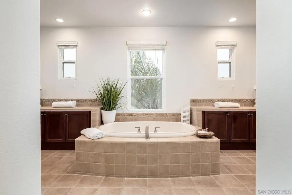 San Diego, California 92130, United States, 5 Bedrooms Bedrooms, ,6 BathroomsBathrooms,Residential,Active,125385