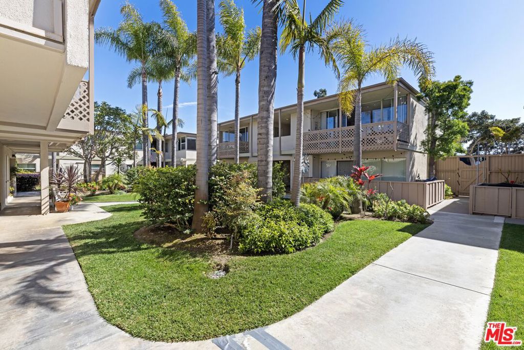 Nestled in Newport Beach's Dover Shores/Heights neighborhood, Westcliff Courtyard Apartments features 18 units spread across four two-story buildings on a 27,058 SF corner lot. Built in 1960, this garden-style complex offers a mix of one and two-bedroom units averaging 927 SF, with most providing private outdoor space. The property includes 18 parking spaces, on-site laundry, and a resident manager. Recent renovations include roofs, electrical systems, the courtyard, and unit interiors. The complex boasts an ideal location with easy access to beaches, shopping, and outdoor recreation. Seller will provide financing at competitive rates