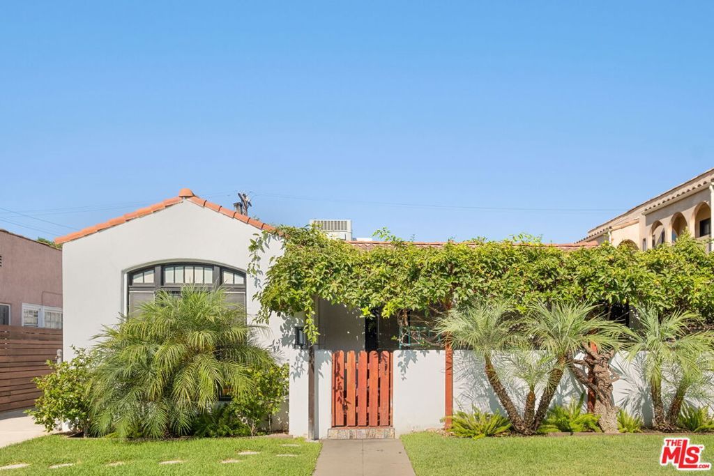 Photo of 813 N Orange Grove Avenue, Los Angeles, CA 90046 (MLS # 25586011)