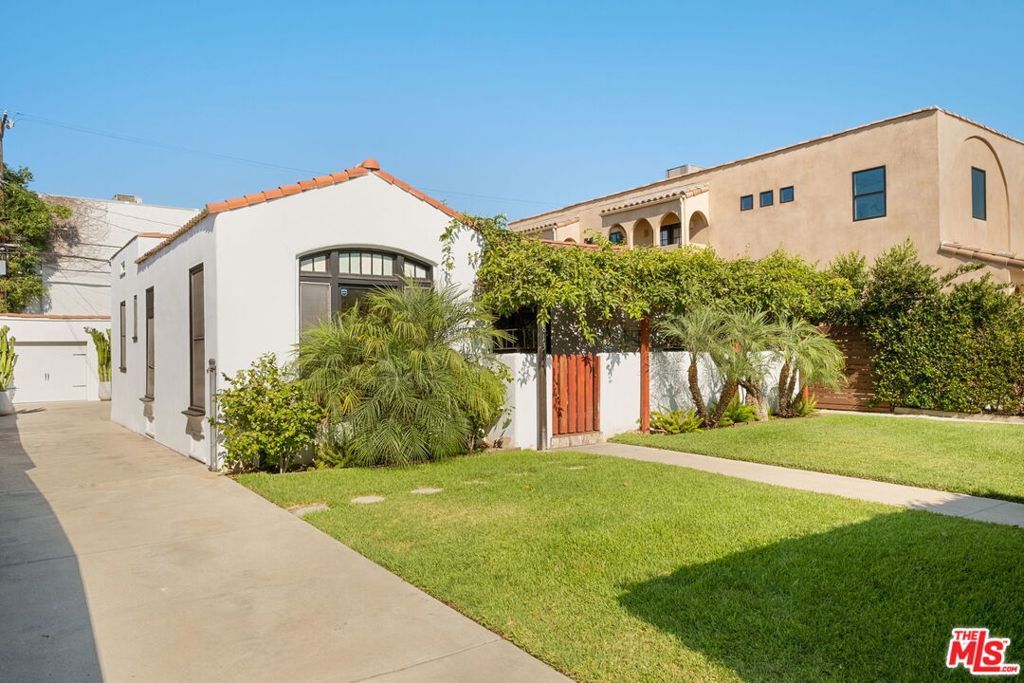 Photo of 813 N Orange Grove Avenue, Los Angeles, CA 90046 (MLS # 25586011)
