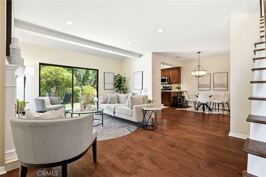 10831 Roycroft 27