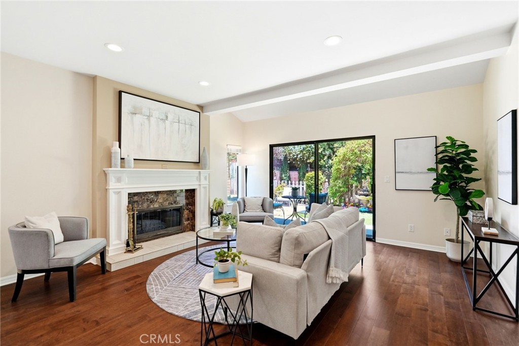 10831 Roycroft 27