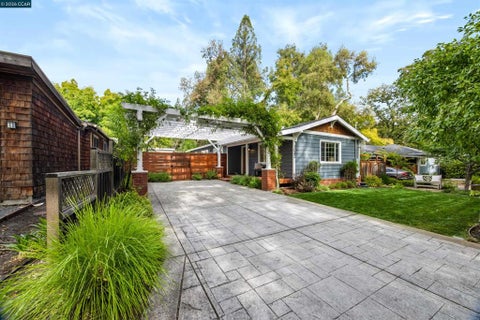 Photo of 1042 Sunnybrook Dr Dr, Lafayette, CA 94549 (MLS # 41151944)