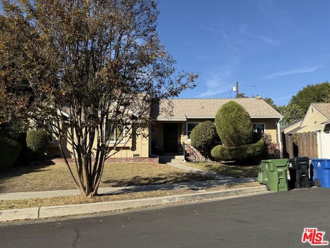 Photo of 12811 Collins Street, Los Angeles, CA 91607 (MLS # 26988423)