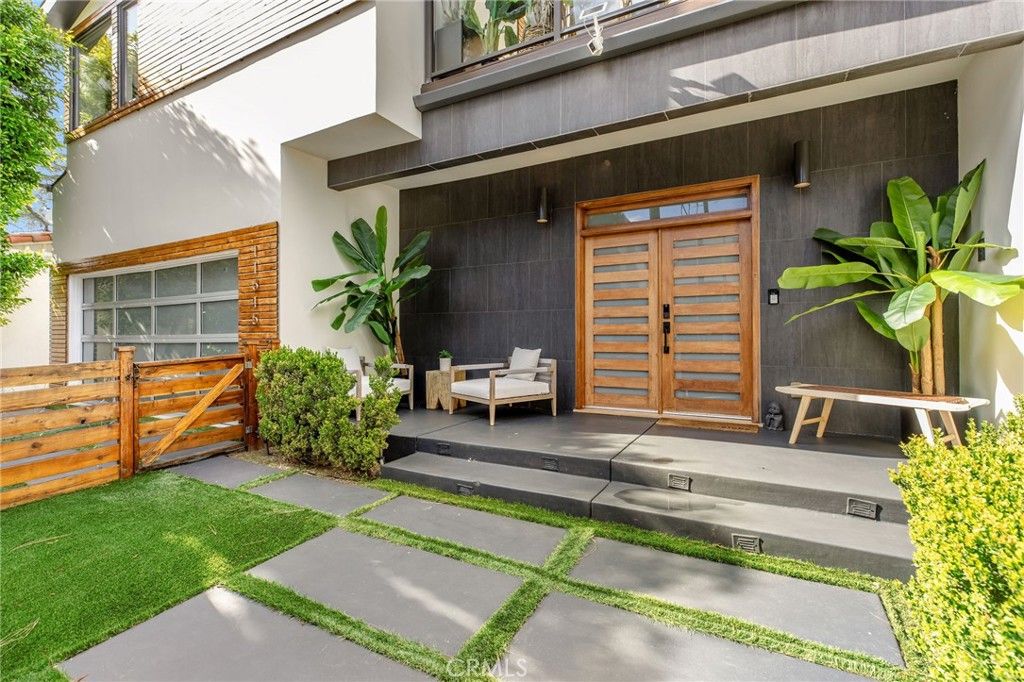 Photo of 11645 Woodbridge Street, Studio City, CA 91604 (MLS # SR26070255)