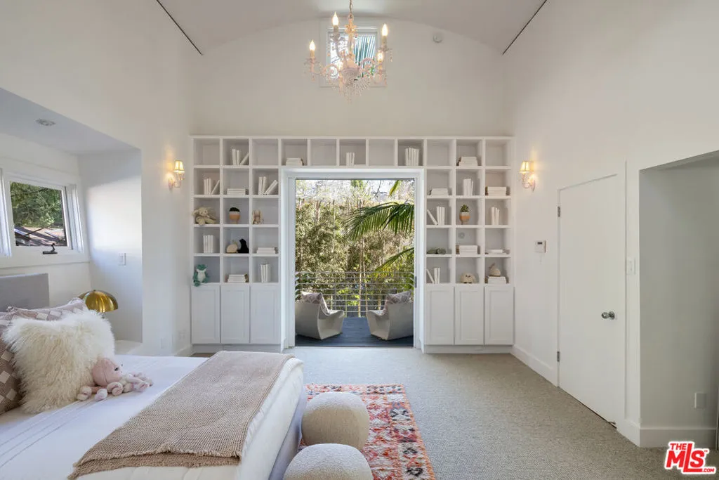 Santa Monica, California 90402, United States, 6 Bedrooms Bedrooms, ,5 BathroomsBathrooms,Residential,Active,118891