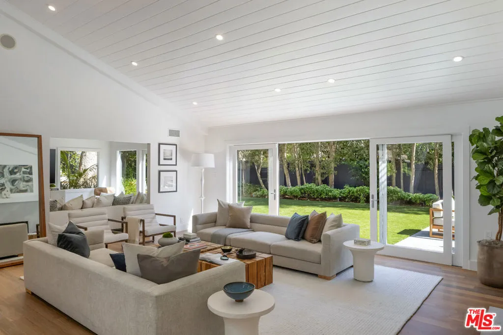 Santa Monica, California 90402, United States, 6 Bedrooms Bedrooms, ,5 BathroomsBathrooms,Residential,Active,118891