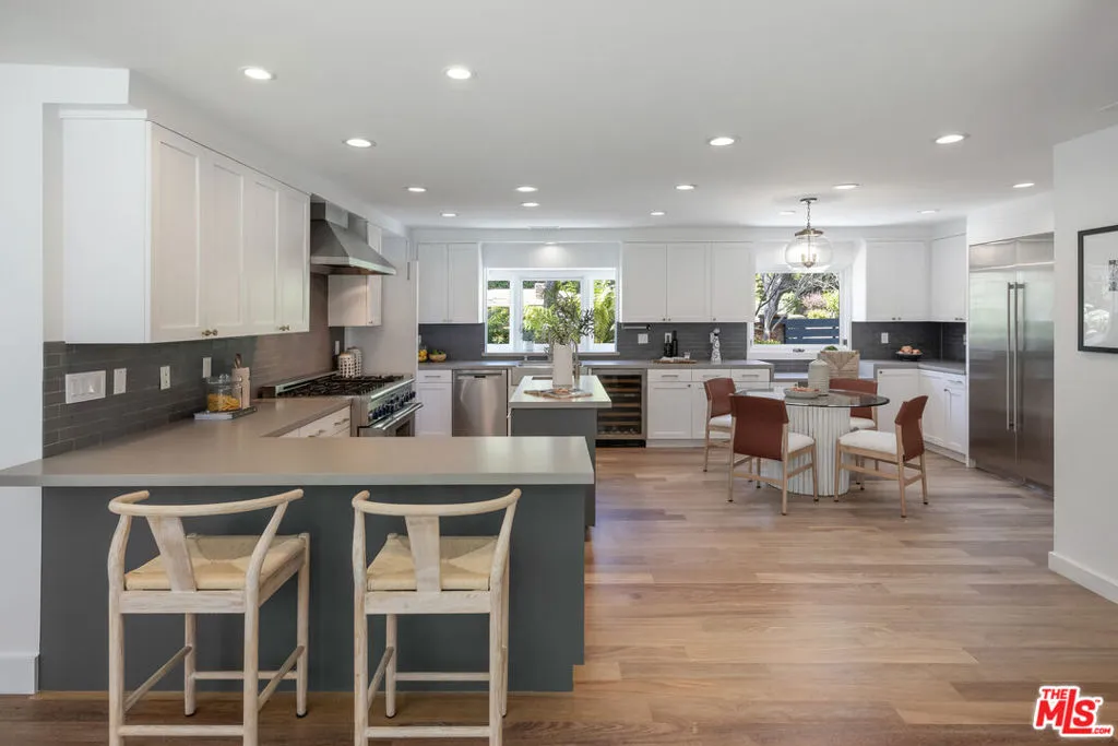 Santa Monica, California 90402, United States, 6 Bedrooms Bedrooms, ,5 BathroomsBathrooms,Residential,Active,118891