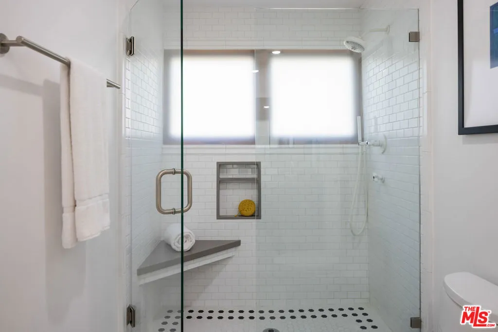 Santa Monica, California 90402, United States, 6 Bedrooms Bedrooms, ,5 BathroomsBathrooms,Residential,Active,118891